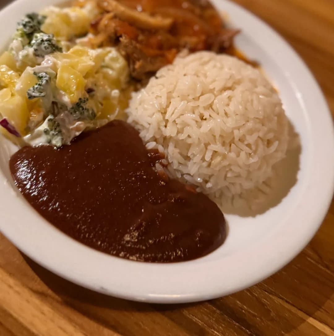 Casaditos de Marlon Restaurante: porción de casado con arroz, frijoles y ensalada.