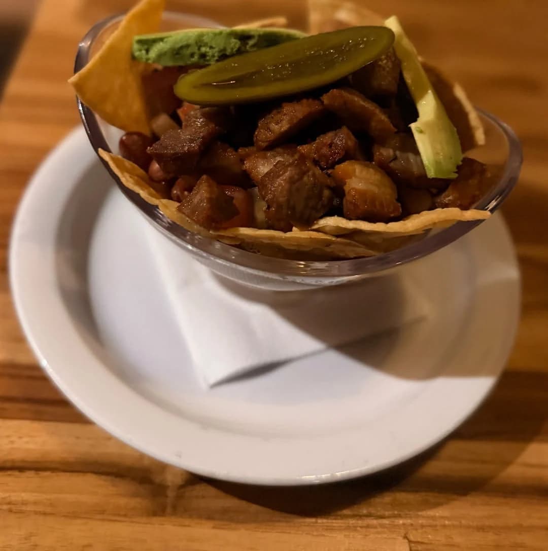 Chifrijito de Marlon Restaurante, en canasta de tortilla con aguacate y jalapeño.