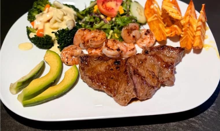 Lomito Marín de Marlon Restaurante: lomito a la parrilla con camarones a la plancha y aguacate.