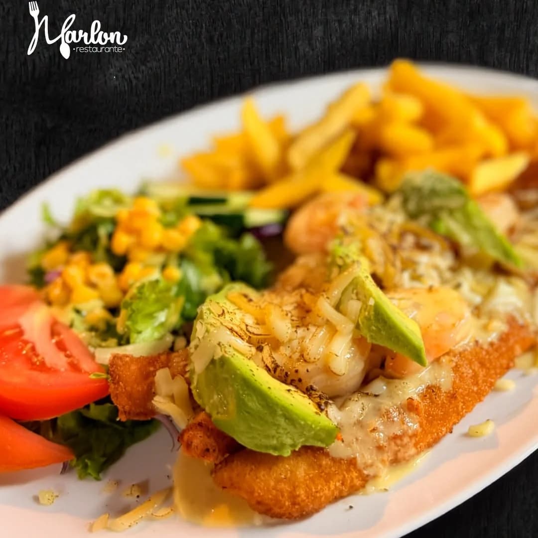 Corvina al aguacate de Marlon Restaurante, con papas y ensalada.