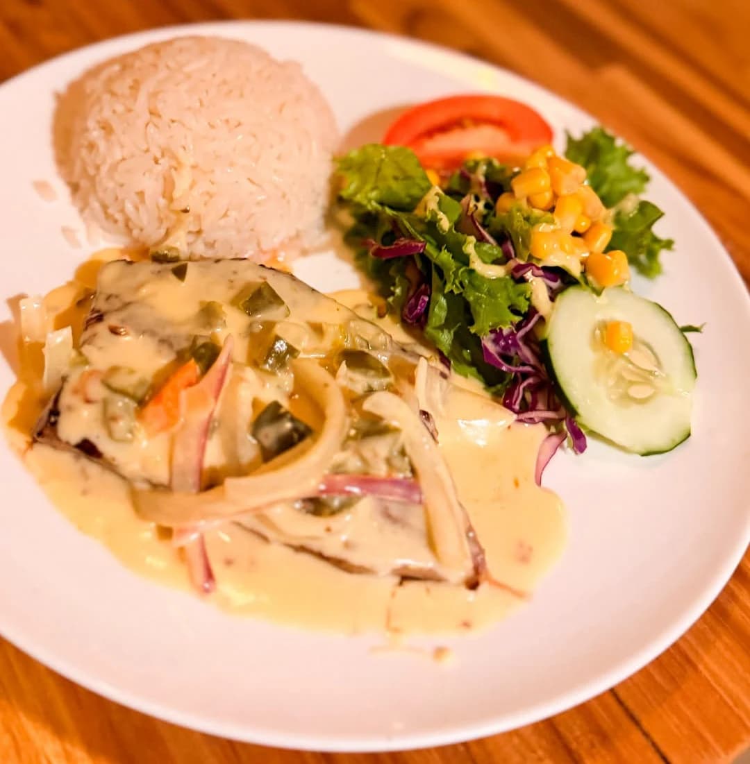 Lomito jalapeño de Marlon Restaurante, en salsa blanca con jalapeño, arroz y ensalada.