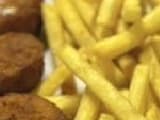 Nuggets de pollo de Marlon Restaurante, con papas fritas.