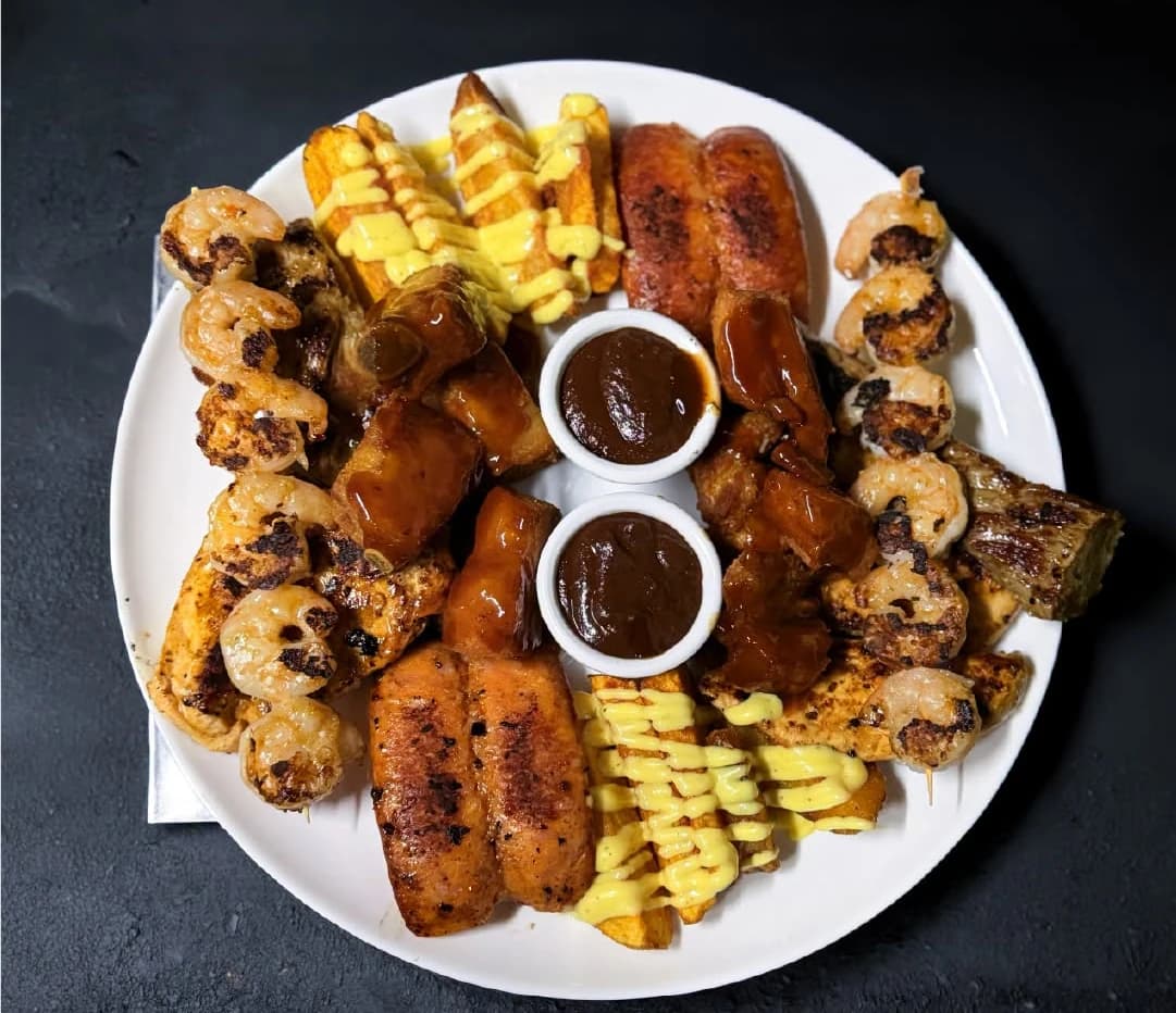 Parrillada de la casa de Marlon Restaurante: pinchos de camarón, pollo, costillas BBQ, maduros y papas doradas.