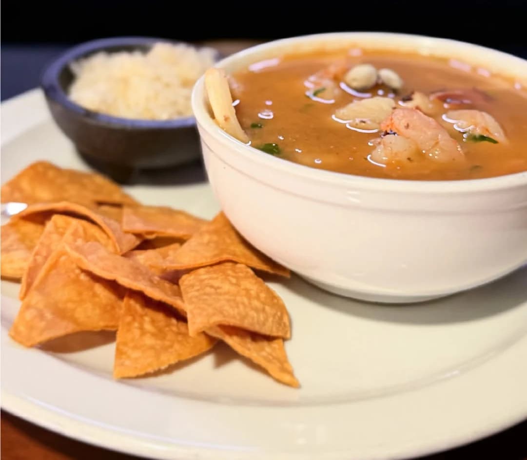 Sopa de mariscos en agua de Marlon Restaurante, con camarón, arroz blanco y tortillas tostadas.