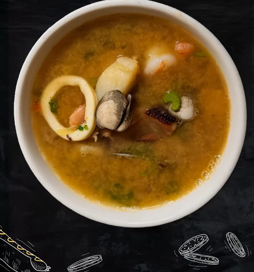 Sopa de mariscos de la casa de Marlon Restaurante, con camarón, calamar, pulpo y almeja.
