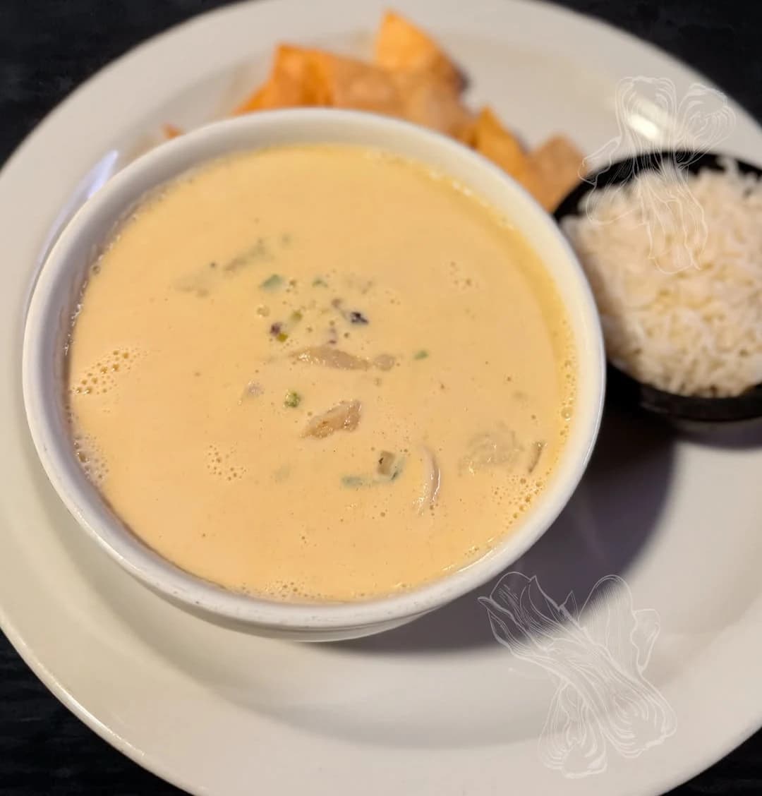 Sopa de mariscos en leche de Marlon Restaurante: cremosa, con arroz blanco y tortillas tostadas.